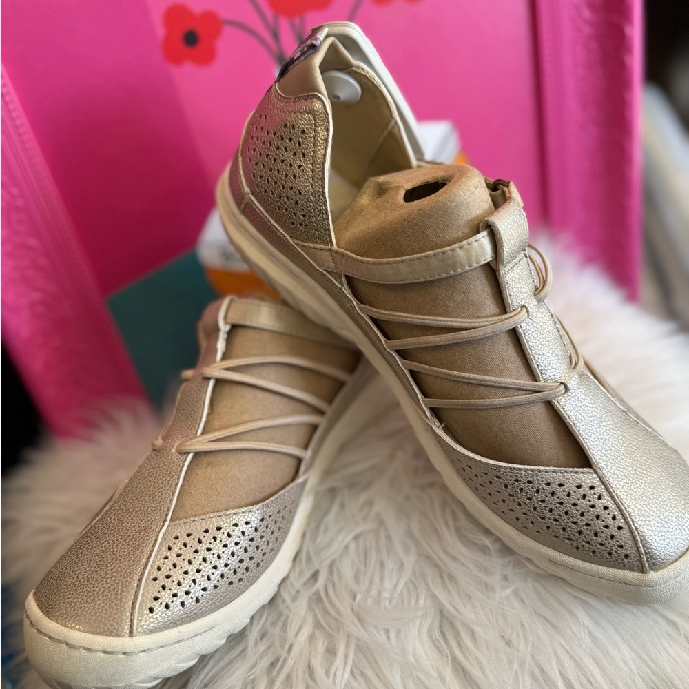 JBU Cream Sneakers with Knit Upper and Elastic Lacing